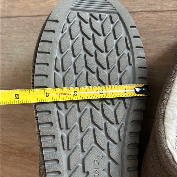 Koolaburra by UGG Men's Graisen suede slipper in grey. Size 8 - Picture 16 of 17